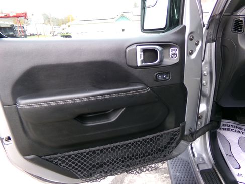 Used 2020 Jeep Wrangler Unlimited Sahara image 11