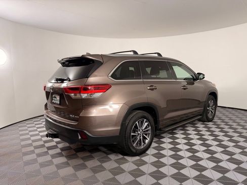 Used 2018 Toyota Highlander XLE AWD/4WD image 9