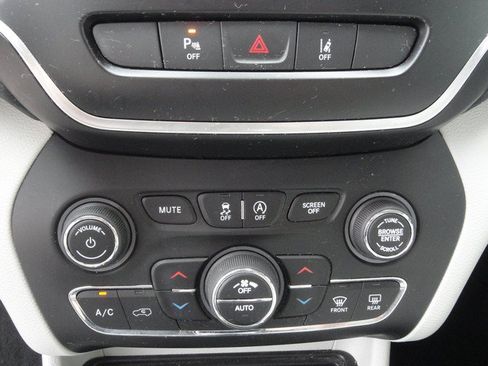 Used 2021 Jeep Cherokee Latitude Lux w/ Comfort/Convenience Group AWD/4WD image 16