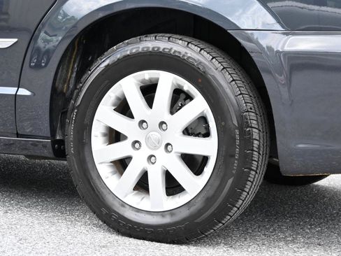 Used 2014 Chrysler Town & Country Touring FWD image 15