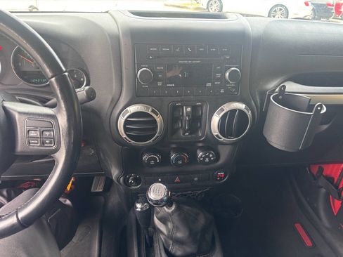 Used 2017 Jeep Wrangler Unlimited Sahara w/ Connectivity Group image 11