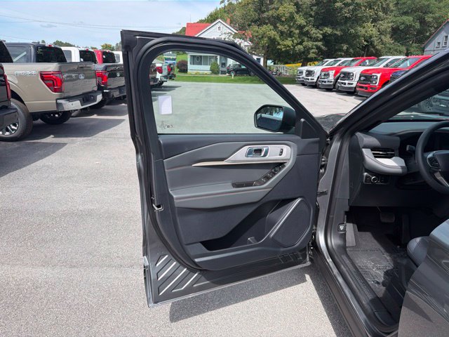 Used 2027 Ford Explorer Active AWD/4WD image 13
