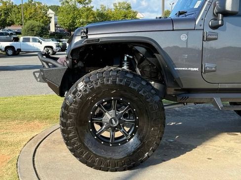 Used 2018 Jeep Wrangler Rubicon w/ Cold Weather Group AWD/4WD image 12
