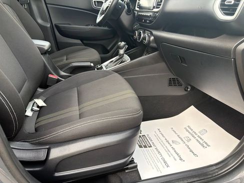 Used 2025 Hyundai Venue SEL FWD image 9