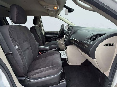 Used 2019 Dodge Grand Caravan SE w/ UConnect Hands-Free Group FWD image 14