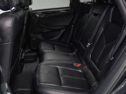 Used 2025 Porsche Macan image 18