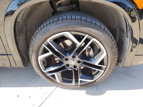 Certified 2025 Volkswagen Tiguan SEL R-Line AWD/4WD image 9