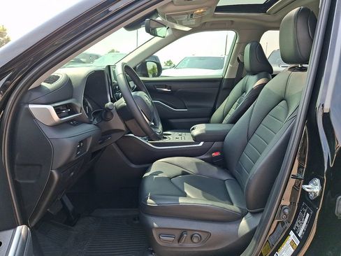 Used 2024 Toyota Highlander XLE AWD/4WD image 15
