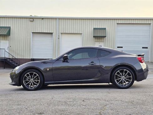 Used 2017 Toyota 86 image 4