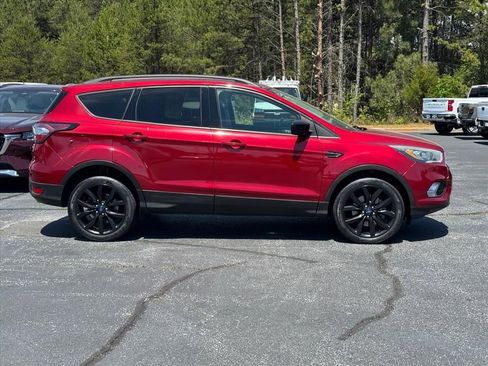 Used 2017 Ford Escape SE w/ SE Sport Appearance Package AWD/4WD image 2