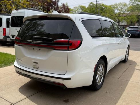 Used 2022 Chrysler Pacifica Touring FWD image 7