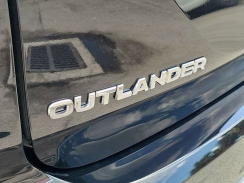 New 2025 Mitsubishi Outlander SE image 9