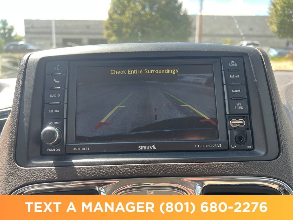 Used 2016 Chrysler Town & Country Touring FWD image 31