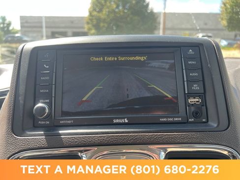 Used 2016 Chrysler Town & Country Touring FWD image 31
