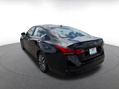 Used 2025 Nissan Altima 2.5 SV FWD image 11