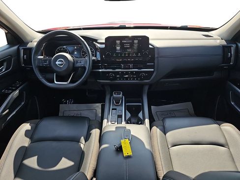 Used 2025 Nissan Pathfinder SL FWD image 13