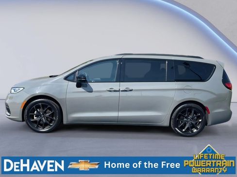 Used 2025 Chrysler Pacifica Limited FWD image 3