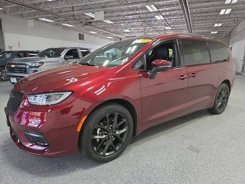 Used 2023 Chrysler Pacifica Touring-L w/ S Appearance Package FWD image 3