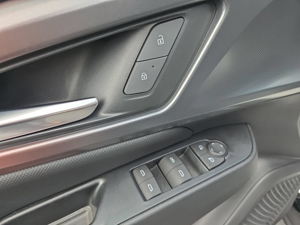 Certified 2025 Chevrolet Equinox EV RS FWD image 17