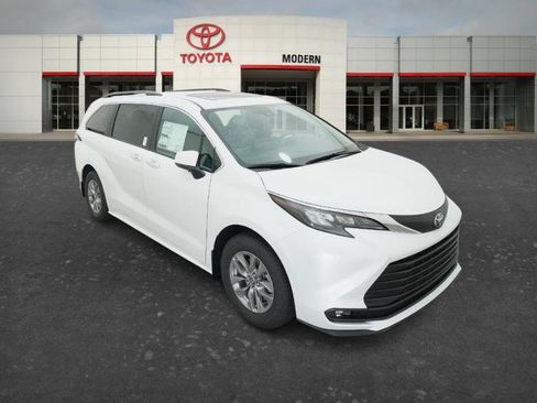 New 2026 Toyota Sienna XLE FWD image 13