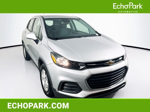 Used 2020 Chevrolet Trax LS FWD image 1