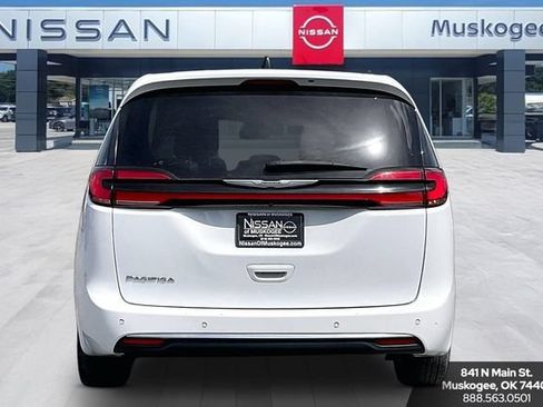 Used 2023 Chrysler Pacifica Touring-L FWD image 6