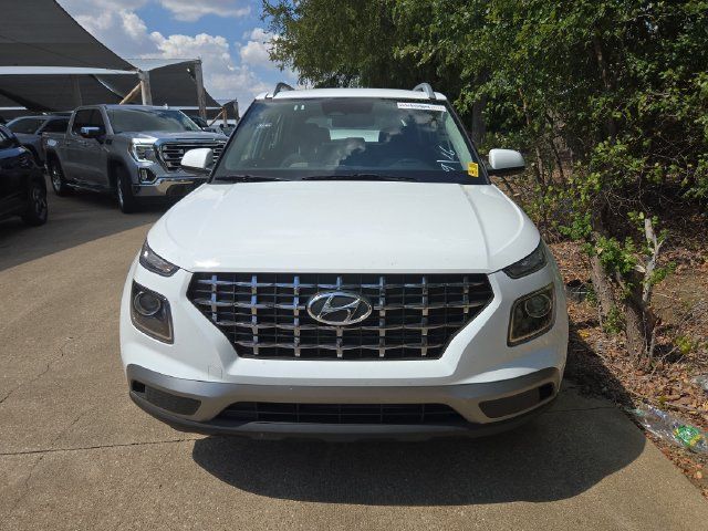 Used 2025 Hyundai Venue SEL FWD image 2