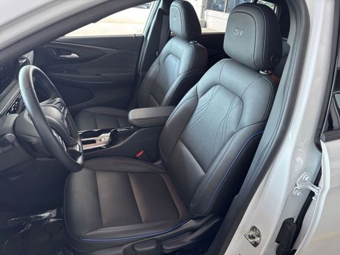 Used 2025 Buick Envista Sport Touring image 36