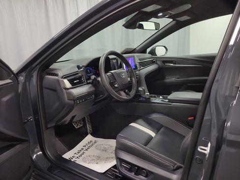 Used 2025 Toyota Camry SE image 12