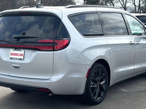 New 2026 Chrysler Pacifica Select w/ S Appearance Package image 5