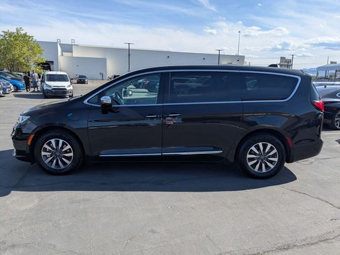 Used 2023 Chrysler Pacifica Limited FWD image 9