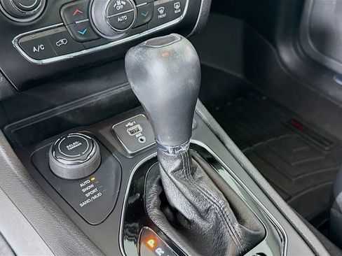 Used 2021 Jeep Cherokee Limited image 16