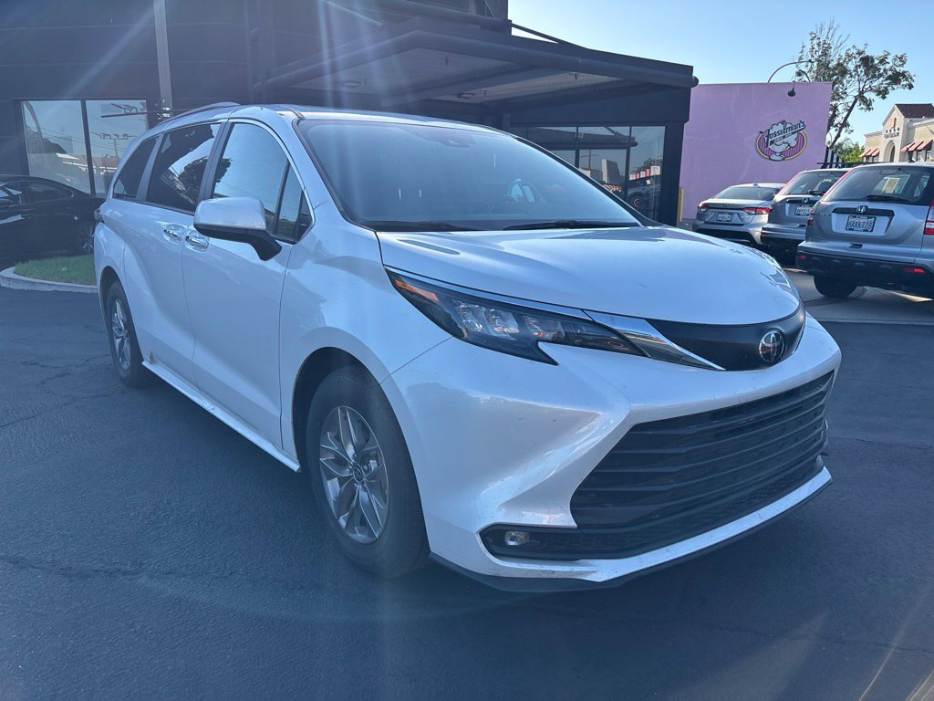 Used 2026 Toyota Sienna XLE FWD image 2