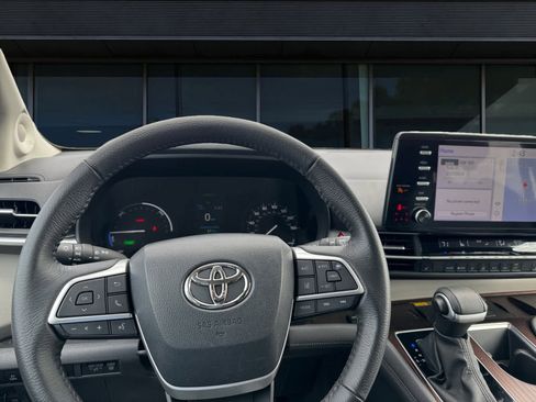 Used 2023 Toyota Sienna XLE w/ XLE Plus Package image 4