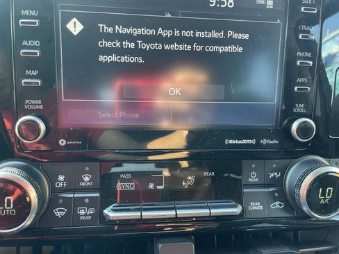 Used 2021 Toyota Highlander XLE AWD/4WD image 19