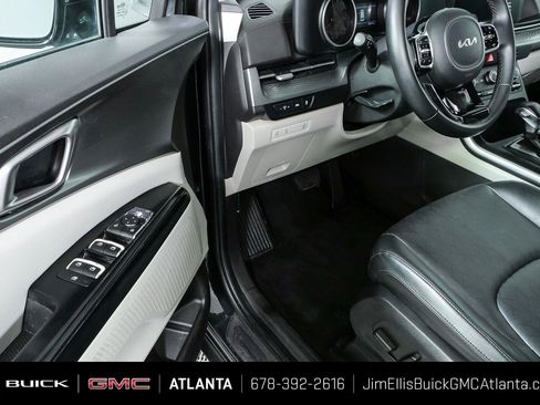 Used 2022 Kia Carnival LX FWD image 7