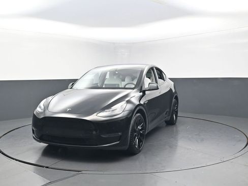 Used 2022 Tesla Model Y Long Range AWD/4WD image 5