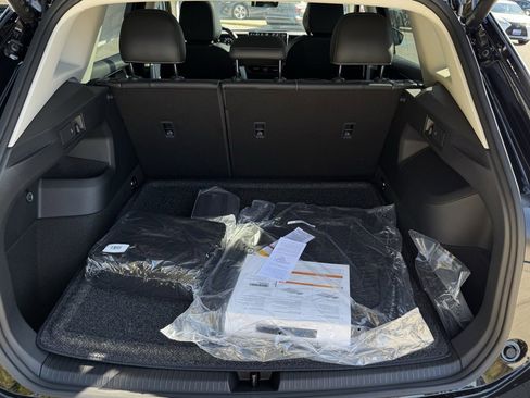 New 2025 Volkswagen Tiguan SE image 11