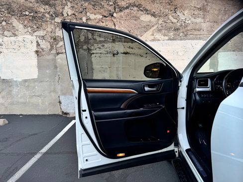 Used 2019 Toyota Highlander Limited FWD image 10