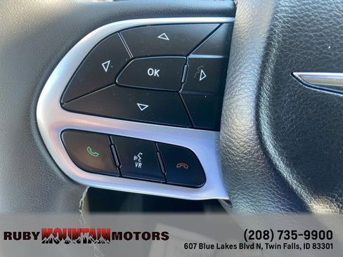 Used 2023 Chrysler Pacifica Touring-L image 18
