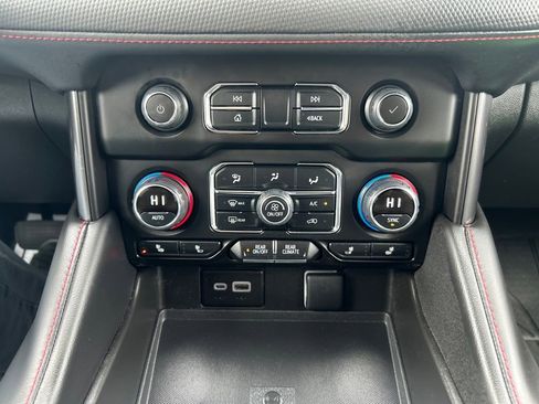 Used 2024 Chevrolet Suburban RST w/ Luxury Package image 28