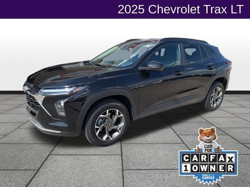 Used 2025 Chevrolet Trax LT w/ LT Convenience Package FWD image 1