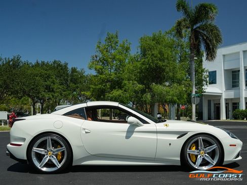 Used 2017 Ferrari California T RWD image 78