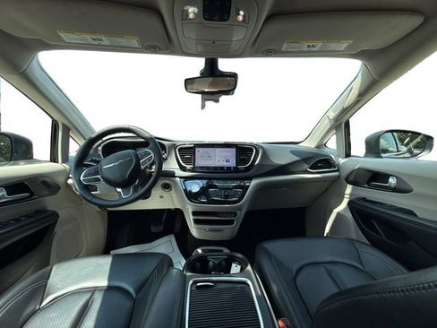Used 2023 Chrysler Pacifica Touring-L FWD image 21