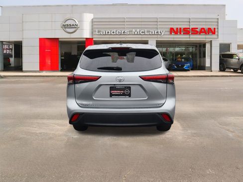 Used 2023 Toyota Highlander L image 4