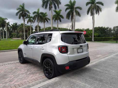 Used 2017 Jeep Renegade Altitude FWD image 19