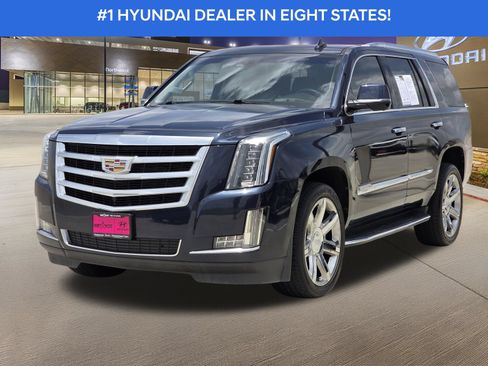 Used 2017 Cadillac Escalade Luxury RWD image 2