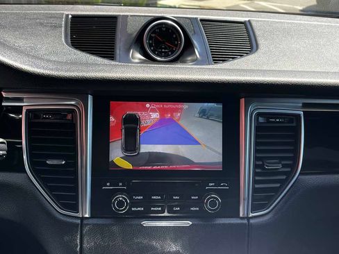 Used 2018 Porsche Macan AWD/4WD image 10