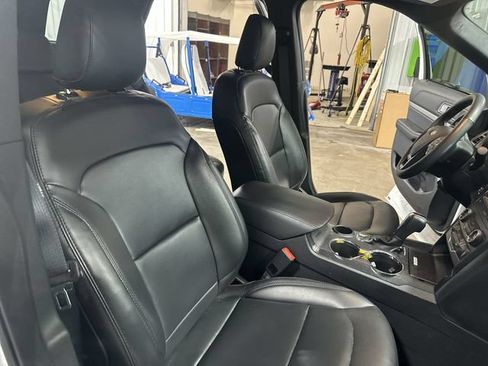 Used 2019 Ford Explorer XLT w/ Equipment Group 202A FWD image 32