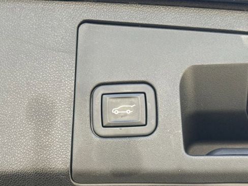 Used 2024 Cadillac XT4 Luxury w/ Cold Weather Package FWD image 32